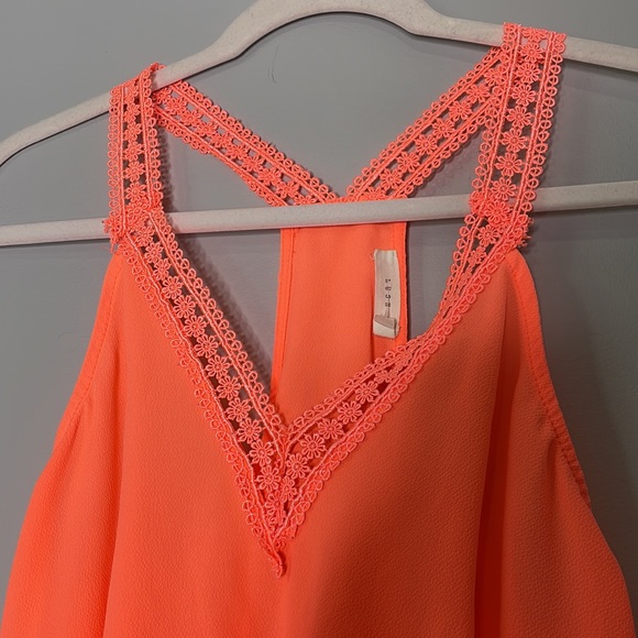 Lush Tank Top - Picture 2 of 4